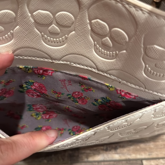 Betsey Johnson Cream Skull Embossed Handbag purse with wallet twilly - Picture 3 of 15